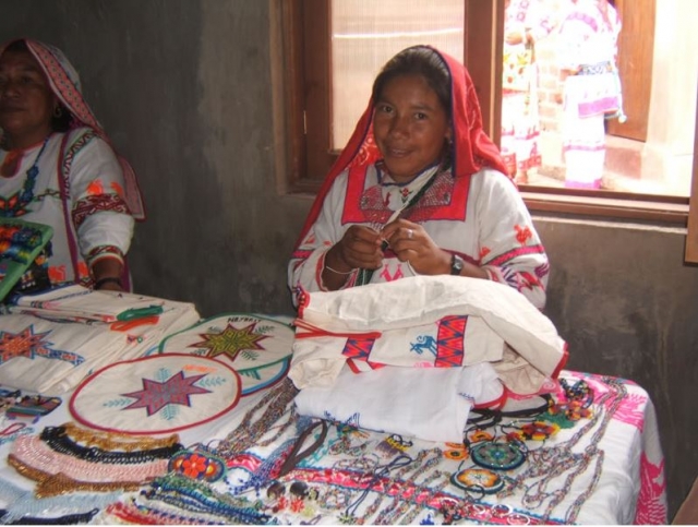 Ricamato a mano dagli Huichol 